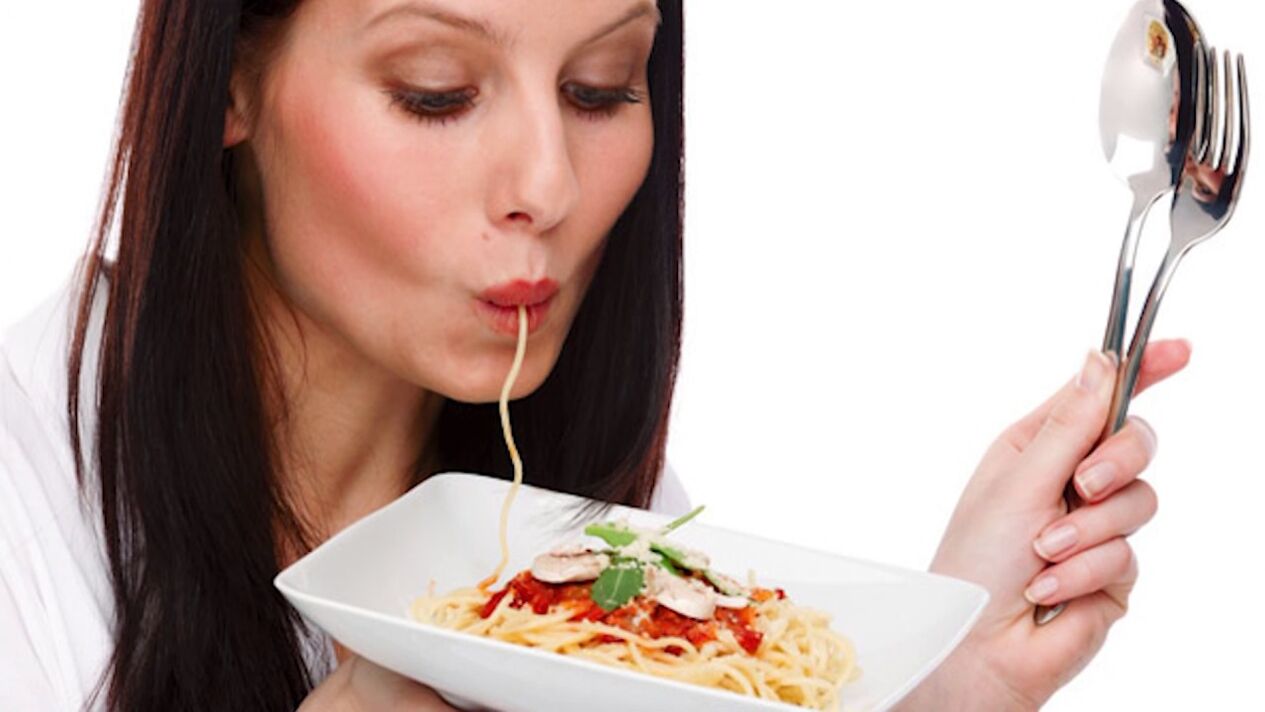 woman eating spaghetti for belly weight loss