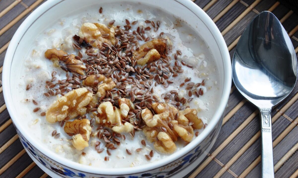 Flaxseed porridge with milk - a healthy breakfast in the diet of those who are losing weight