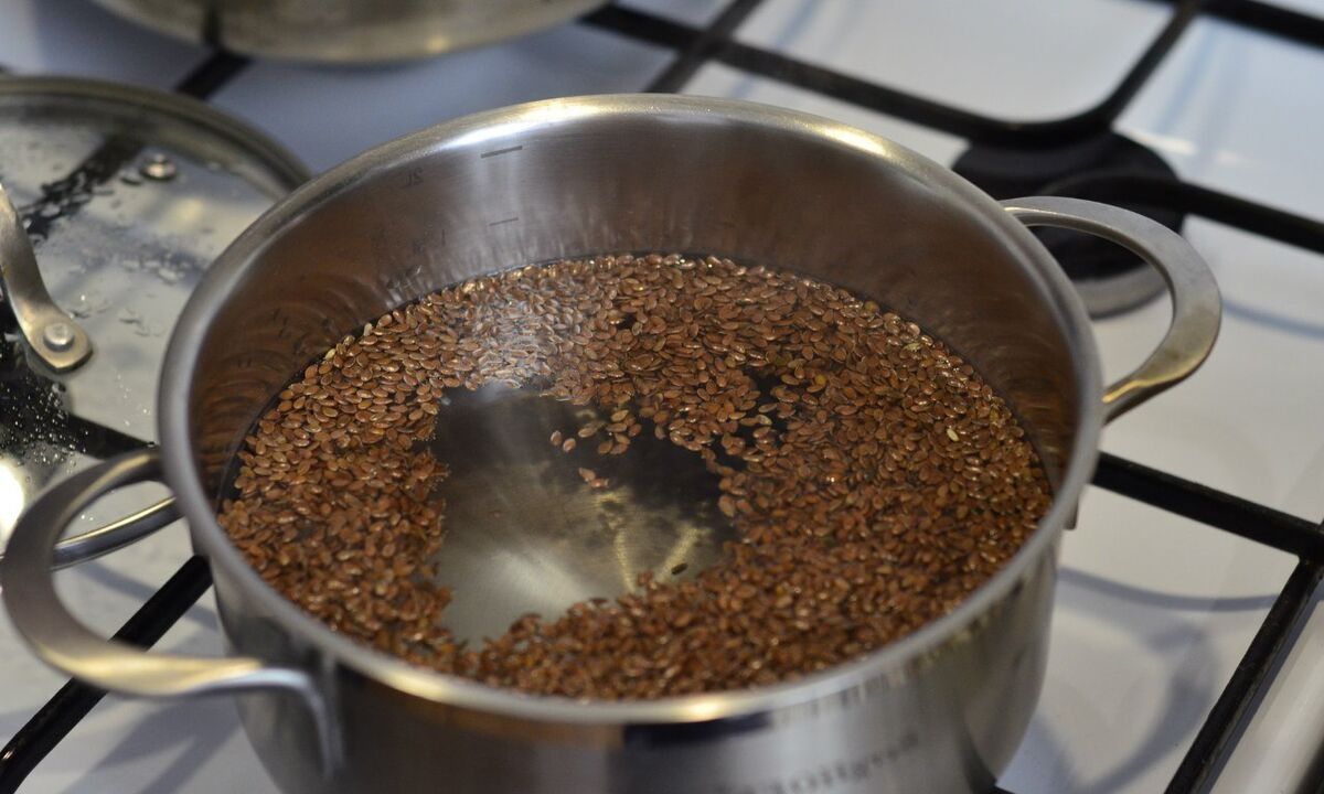 One of the options for eating flax seeds is a decoction